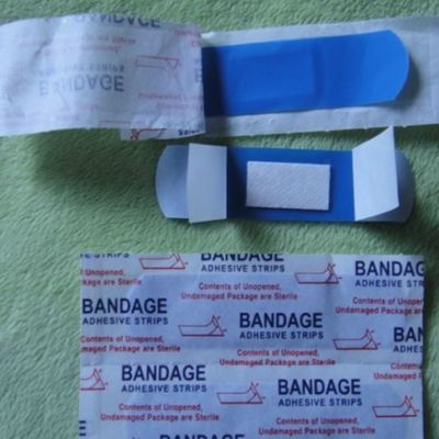 تساعد الضمادة اللاصقة الطبية الزرقاء على حماية الجروح